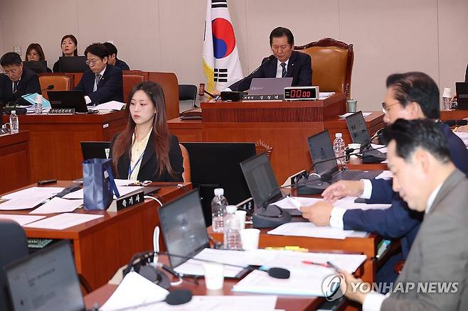 법사위 전체회의 (서울=연합뉴스) 박동주 기자 = 30일 서울 여의도 국회에서 열린 법제사법위원회 전체회의에서 정청래 위원장이 의사봉을 두드리고 있다. 2025.4.30 pdj6635@yna.co.kr