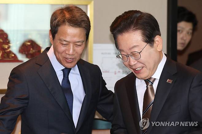 오찬 회동하는 이재명 대표와 임종석 전 대통령비서실장 (서울=연합뉴스) 더불어민주당 이재명 대표(오른쪽)가 27일 서울 여의도의 한 음식점에서 임종석 전 대통령비서실장과 오찬 회동을 하고 있다. 2025.2.27 [국회사진기자단] photo@yna.co.kr