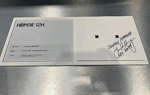 삼성전자 HBM3E 12단 (서울=연합뉴스) 젠슨 황 엔비디아 CEO가 삼성 HBM3E에 남긴 사인. 2024.8.7 [한진만 삼성전자 부사장 SNS 캡처. 재판매 및 DB 금지] photo@yna.co.kr