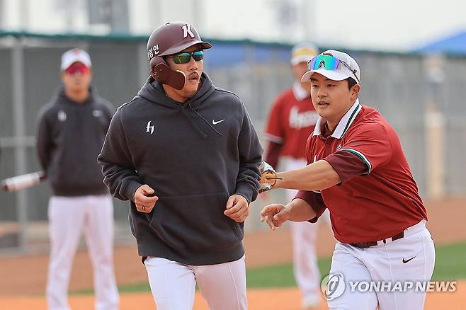 키움 히어로즈 합류한 강진성 (메사[미국 애리조나주]=연합뉴스) 신현우 기자 = 키움 히어로즈 내야수 강진성(오른쪽)이 12일(현지시간) 미국 애리조나 애슬레틱 그라운드에서 열린 1차 스프링캠프에서 팀 동료들과 1,3루 상황을 가정하여 런다운 플레이를 훈련하고 있다. 주자는 외야수 이용규. 2025.2.13 nowwego@yna.co.kr