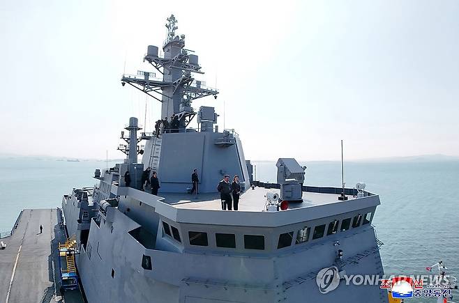 북, 최현호 첫 무장 시험사격…김정은 "해군 핵무장화 가속화" (평양 조선중앙통신=연합뉴스) 북한 김정은 국무위원장이 신형 '다목적구축함' 최현호(號) 진수 사흘 만에 진행된 첫 무장 시험사격을 참관하고 '해군의 핵무장화'에 속도를 내라고 지시했다. 미사일총국, 국방과학원, 탐지전자전총국이 구축함 최현호에 탑재된 무장체계의 성능 및 전투 적용성 시험에 착수했다고 조선중앙통신이 30일 보도했다. 2025.4.30 
    [국내에서만 사용가능. 재배포 금지. For Use Only in the Republic of Korea. No Redistribution] nkphoto@yna.co.kr