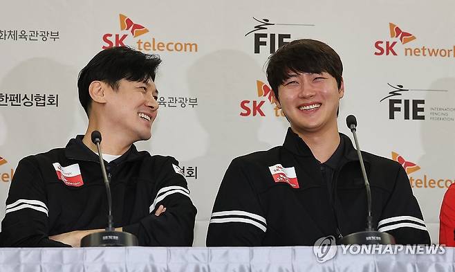 미소 짓는 구본길과 오상욱 (서울=연합뉴스) 서명곤 기자 = 30일 서울 송파구 올림픽파크텔에서 열린 '2025 서울 SK텔레콤 국제그랑프리' 미디어데이에서 구본길과 오상욱이 미소 짓고 있다. 2025.4.30 seephoto@yna.co.kr