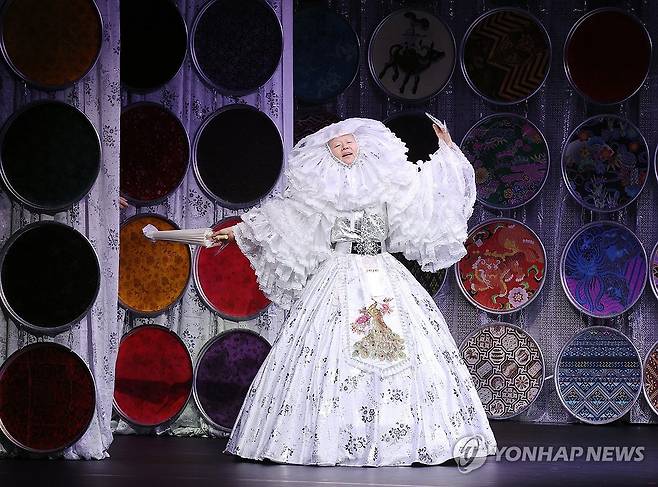 '동방미래특급' 시연하는 안은미 (서울=연합뉴스) 이재희 기자 = 30일 서울 종로구 세종문화회관 M씨어터에서 열린 '동방미래특급' 공연 기자간담회에서 안은미 안은미컴퍼니 대표가 공연 일부를 시연하고 있다. 이 공연은 5월 2일부터 4일까지 열린다. 2025.4.30 scape@yna.co.kr