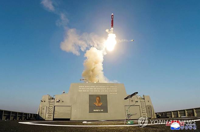 북, 최현호 첫 무장 시험사격…김정은 "해군 핵무장화 가속화" (평양 조선중앙통신=연합뉴스) 북한 김정은 국무위원장이 신형 '다목적구축함' 최현호(號) 진수 사흘 만에 진행된 첫 무장 시험사격을 참관하고 '해군의 핵무장화'에 속도를 내라고 지시했다. 미사일총국, 국방과학원, 탐지전자전총국이 구축함 최현호에 탑재된 무장체계의 성능 및 전투 적용성 시험에 착수했다고 조선중앙통신이 30일 보도했다. 2025.4.30 
    [국내에서만 사용가능. 재배포 금지. For Use Only in the Republic of Korea. No Redistribution] nkphoto@yna.co.kr