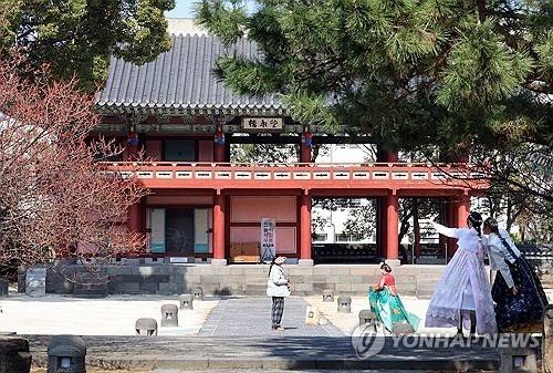 제주목 관아 망경루 앞 외국인 관광객  [연합뉴스 자료사진]