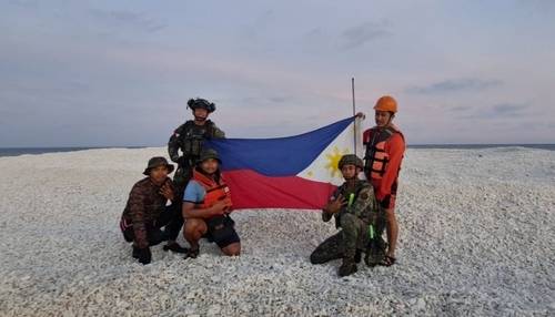 남중국해 암초서 국기 펼친 필리핀 군인들  [서필리핀해 국가 태스크포스 관계자 엑스(X·옛 트위터) 캡처. 재판매 및 DB 금지]