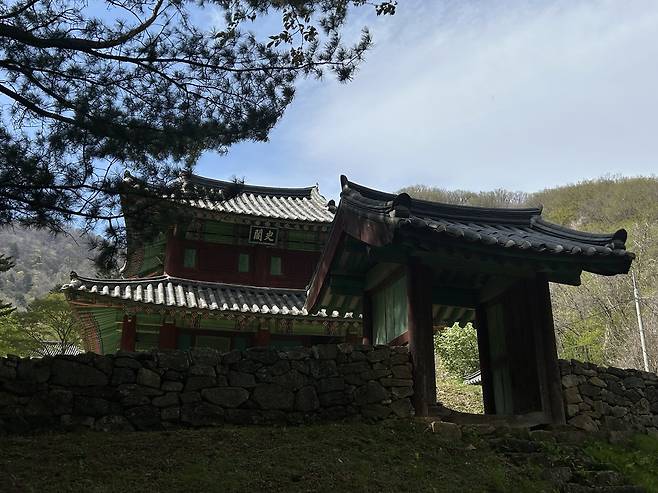 실록을 보관하던 '사각'      (평창=연합뉴스) 김예나 기자 = 강원 평창군 진부면에 있는 사적 '평창 오대산 사고(史庫)' 모습. 사고는 조선왕조실록 등 국가의 중요한 서적을 보관하는 서고로, 한국전쟁으로 모두 불에 탔으나 1992년에 다시 지었다 2025.4.30
    yes@yna.co.kr