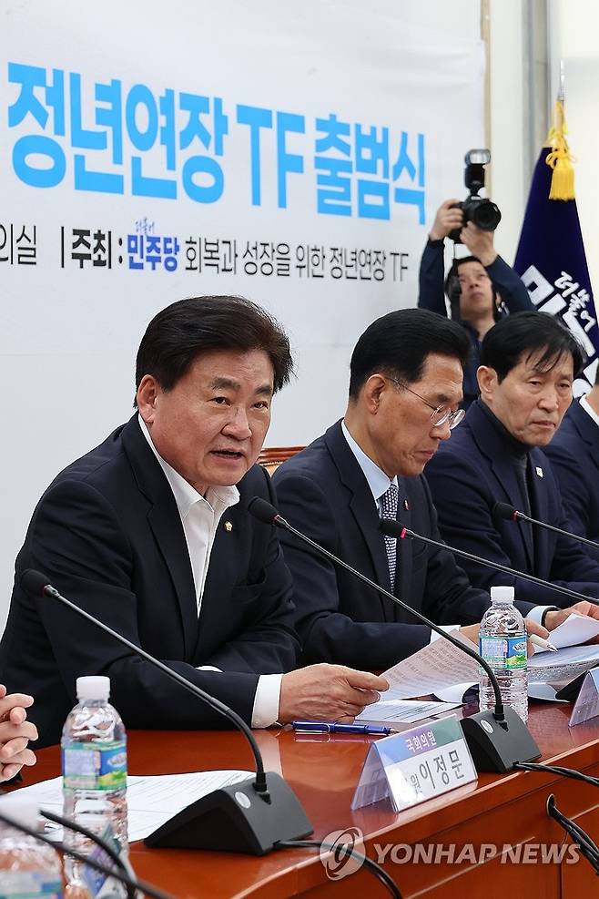 민주당 '정년연장 태스크포스' 출범 (서울=연합뉴스) 김주성 기자 = 2일 서울 여의도 국회에서 열린 더불어민주당 '회복과 성장을 위한 정년연장 태스크포스(TF)' 출범식에서 위원장을 맡은 소병훈 의원(왼쪽)이 발언하고 있다. 2025.4.2 utzza@yna.co.kr