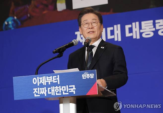 연설하는 더불어민주당 이재명 대선 후보 (서울=연합뉴스) 류영석 기자 = 더불어민주당 이재명 대선 후보가 30일 서울 여의도 국회 의원회관에서 열린 더불어민주당 제21대 대통령선거 '진짜 대한민국' 중앙선거대책위원회 출범식에서 연설하고 있다. 2025.4.30 ondol@yna.co.kr