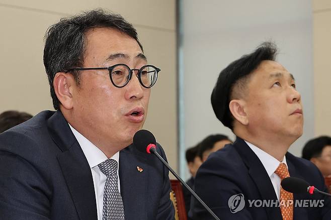 답변하는 유영상 SKT 대표이사 (서울=연합뉴스) 김주성 기자 = 유영상 SK텔레콤 대표이사가 30일 국회 과학기술정보방송통신위원회의에서 열린 방송통신 분야 청문회에서 유심 해킹 사태에 대한 위원 질의에 답하고 있다. 2025.4.30 utzza@yna.co.kr