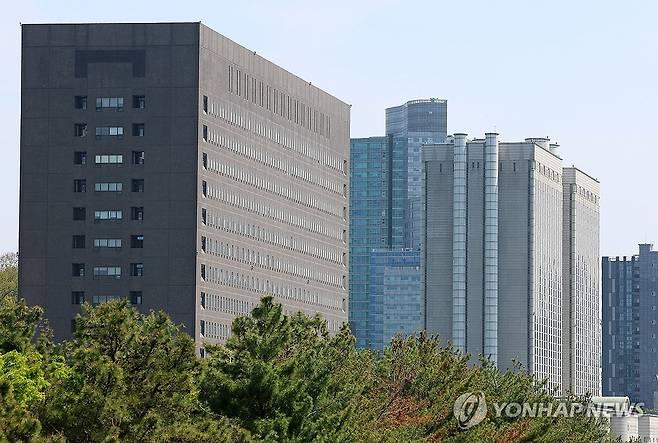 검찰, 건진법사 의혹 '윤 전 대통령 부부 사저' 아크로비스타 압수수색 (서울=연합뉴스) 김도훈 기자 = 윤석열 전 대통령 부부와 건진법사 전성배씨 사이의 각종 의혹을 수사 중인 검찰이 윤 전 대통령의 사저에 대해 압수수색에 들어간 30일 서울 서초구 검찰청 청사(왼쪽)와 서울중앙지법 청사(오른쪽) 사이로 아크로비스타 건물이 서 있다. 2025.4.30 superdoo82@yna.co.kr