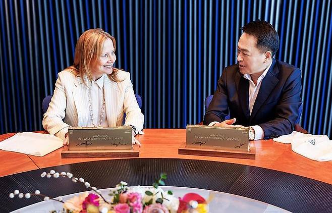 삼성SDI-GM, 미국 배터리 합작법인 설립 본계약 체결 (서울=연합뉴스) 삼성SDI가 미국 자동차회사 제너럴모터스(GM)와 미국 내 전기차 배터리 생산 공장을 짓기로 확정했다고 28일 밝혔다. 사진은 2023년 3월 최윤호 삼성SDI 대표이사 사장(오른쪽)과 메리 바라 제너럴모터스 회장이 전기차 배터리 생산 공장 합작법인 설립을 위한 업무협약(MOU)을 체결하는 모습. 2024.8.28 [삼성SDI 제공. 재판매 및 DB 금지] photo@yna.co.kr