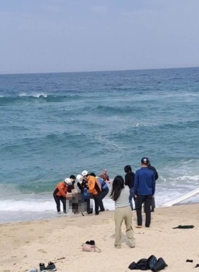 강릉 익수자 구조 [강릉소방서 제공. 재판매 및 DB 금지]