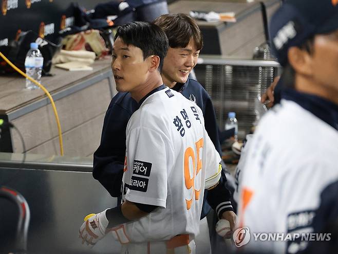 황영묵 홈런으로 한화 역전 (대전=연합뉴스) 이주형 기자 = 30일 대전한화생명볼파크에서 열린 2025 신한 SOL 뱅크 KBO리그 한화이글스와 LG 트윈스의 경기. 한화 황영묵이 5회 말 홈런을 친 뒤 기뻐하고 있다. 2025.4.30 coolee@yna.co.kr