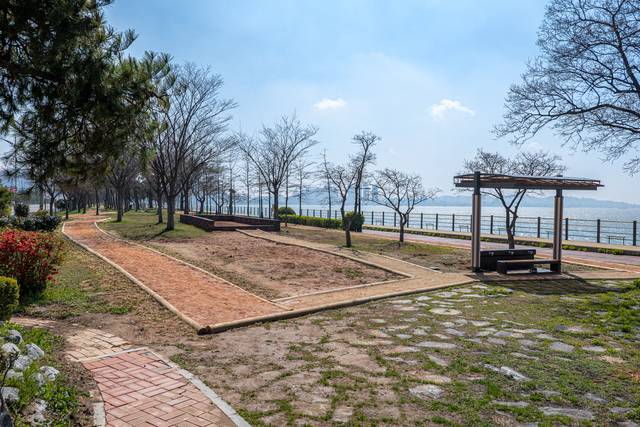 사진3) 바닷가와 소나무 숲을 지나며 탁 트인 풍경을 즐길 수 있는 금강공원 맨발 길은 1.07km 길이의 건식 황톳길이 조성돼 있다. /군산시 제공