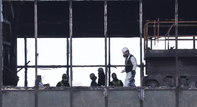 올해 2월 16일 부산 기장군 오시리아 관광단지 ‘반얀트리 해운대 부산’ 공사장 화재 현장에서 소방청, 국과수, 과학수사대, 고용노동부 등의 합동 감식이 진행되고 있다. 올해 2월 14일 발생한 화재로 작업자 6명이 숨졌다. 정종회 기자 jjh@