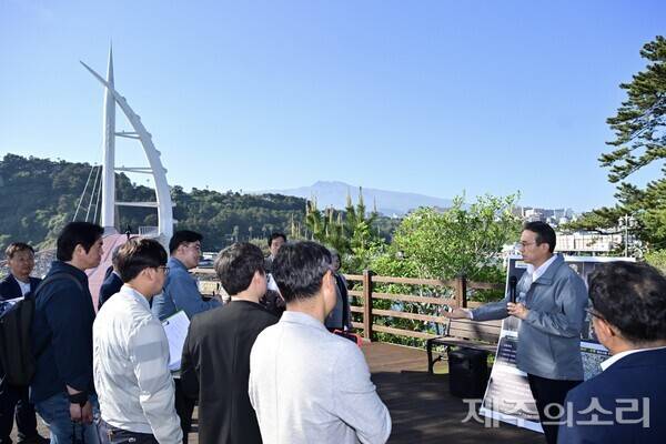 서귀포시는 4월 30일 오후 3시 30분부터 오후 6시까지 약 2시간 30분동안 칠십리 야외공연장을 시작으로 남성중로, 새연교, 새섬공원, 명동로, 이중섭거리를 잇는 현장브리핑을 진행했다. 사진=서귀포시. ⓒ제주의소리