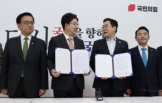 권성동 국민의힘 원내대표와 박찬대 더불어민주당 당대표 직무대행 겸 원내대표, 최상목 경제부총리 겸 기획재정부 장관, 박정 국회 예산결산특별위원회 위원장이 1일 오전 서울 여의도 국회에서 추경안 합의문에 서명한 뒤 기념촬영을 하고 있다. 사진=뉴시스