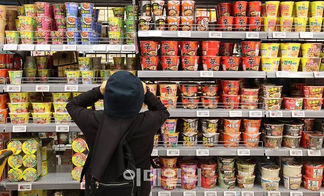 [이데일리 방인권 기자] 서울시내의 한 마트를 찾은 시민들이 장을 보고 있다.