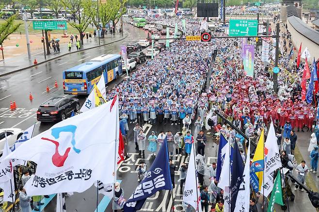 1일 오후 서울 종로구 동십자각 일대에서 한국노총 주최로 열린 열린 ‘제135주년 세계노동절 전국노동자대회’에서 산별 노조 깃발이 입장하고 있다. (사진=뉴스1)