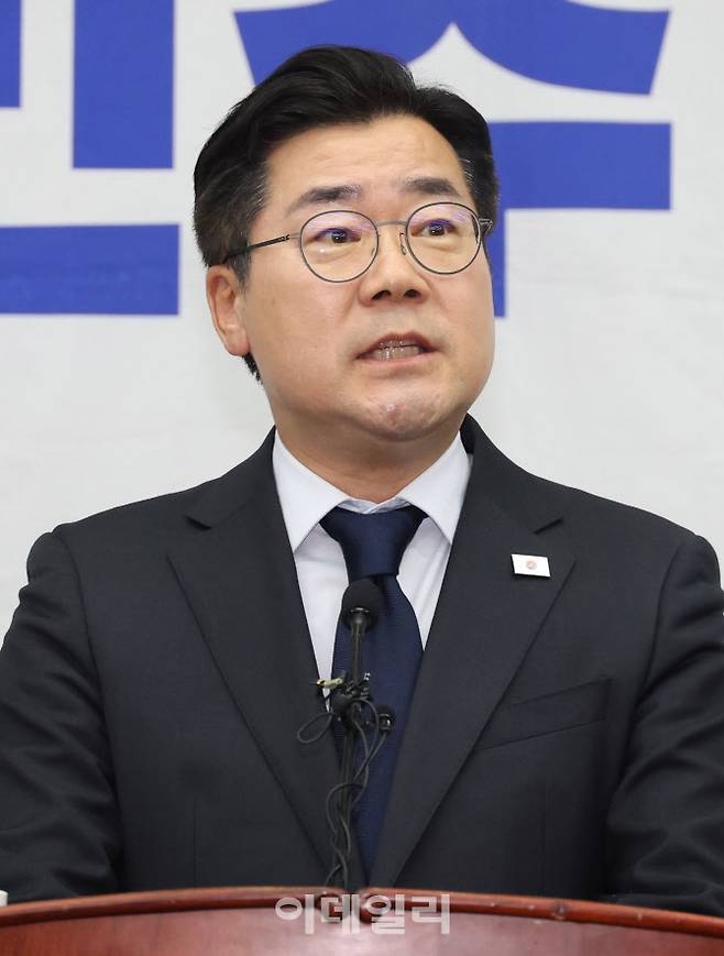 박찬대 더불어민주당 대표 직무대행 겸 원내대표가 1일 오후 서울 여의도 국회에서 열린 긴급 의원총회에서 발언을 하고 있다.(사진=뉴시스)