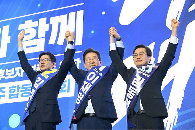 이재명 더불어민주당 대선 후보(사진 가운데)가 지난달 27일 최종 후보로 확정된 뒤 김경수김동연 후보와 기념 촬영하고 있는 모습. (사진=연합뉴스)