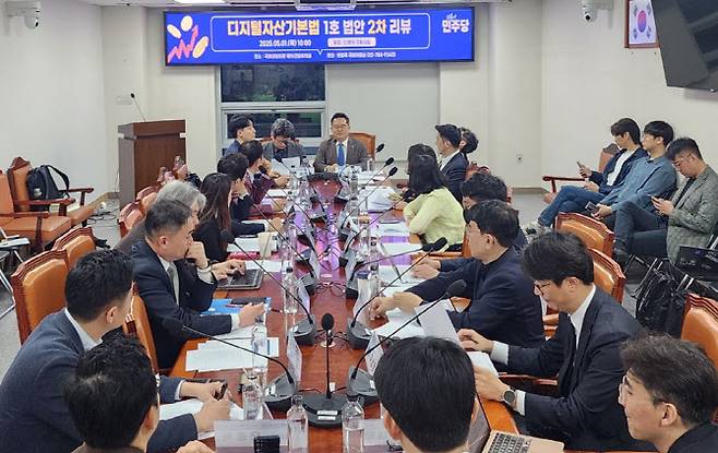 법안 2차 리뷰에서 전문가들이 논의를 하고 있다.(사진=이데일리 강민구 기자)