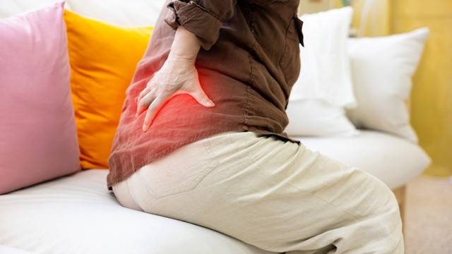 통증이 있다고 해서 무조건 수술을 시도하기보다는 보존적 치료를 우선하는 것이 좋다|출처: 클립아트코리아