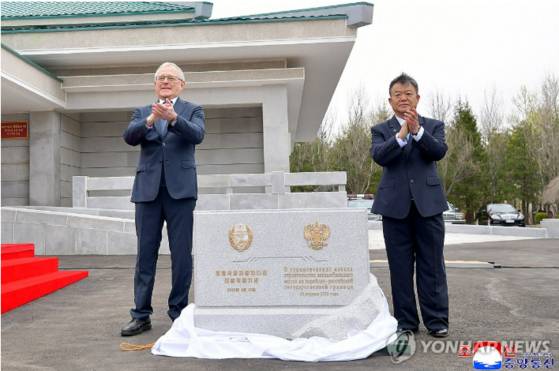 북한과 러시아를 잇는 두만강 자동차 교량 착공식이 지난달 30일 북한 라선시와 러시아 하산에서 동시에 진행됐다고 조선중앙통신이 1일 보도했다.