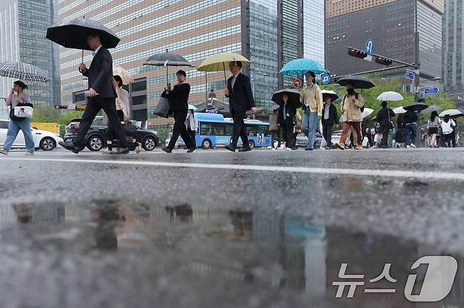 서울 광화문네거리에서 우산을 쓴 시민들이 출근하고 있다.2025.4.22/뉴스1 ⓒ News1 신웅수 기자