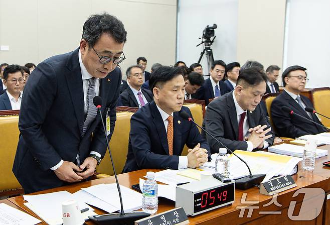 유영상 SK텔레콤 대표이사가 30일 오전 서울 여의도 국회 과학기술정보방송통신위원회에서 열린 YTN 등 방송·통신 분야 청문회에서 고개 숙여 사과하고 있다. 2025.4.30/뉴스1 ⓒ News1 이재명 기자