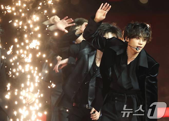 더보이즈 선우가 30일 서울 마포구 상암 월드컵경기장에서 열린 ‘서울스프링페스타 WONDER SHOW’에 출연해 화려한 무대를 선보이고 있다. ⓒ News1 권현진 기자
