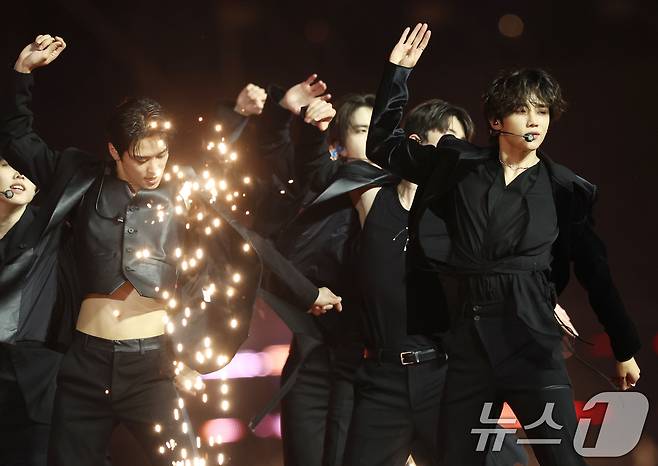 더보이즈가 30일 서울 마포구 상암 월드컵경기장에서 열린 ‘서울스프링페스타 WONDER SHOW’에 출연해 강렬한 공연을 선보이고 있다. ⓒ News1 권현진 기자