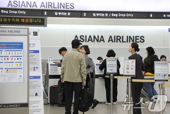 긴 황금연휴를 앞둔 29일 광주공항 탑승 수속대 앞에서 시민들이 제주행 비행기에 탑승하기 위해 채비하고 있다. 2025.4.29/뉴스1 ⓒ News1 이수민 기자