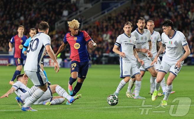 바르셀로나의 라민 야말(가운데) ⓒ 로이터=뉴스1