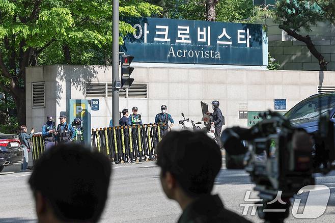 윤석열 전 대통령 부부와 무속인 '건진법사' 전성배(65) 씨 사이의 의혹과 관련해 검찰이 30일 실시한 서초동 사저와 코바나콘텐츠 사무실에 대한 압수수색이 약 6시간 만에 종료됐다. 이날 검찰이 집행한 압수수색 영장에는 피의자로 전 씨가 적시된 것으로 전해졌다. 김건희 여사는 아직 입건되지 않은 참고인 신분이지만, 김 여사의 휴대전화와 PC가 압수수색 대상에 포함된 것으로 알려졌다. 사진은 이날 오후 서울 서초구 아크로비스타 앞 모습. 2025.4.30/뉴스1 ⓒ News1 민경석 기자