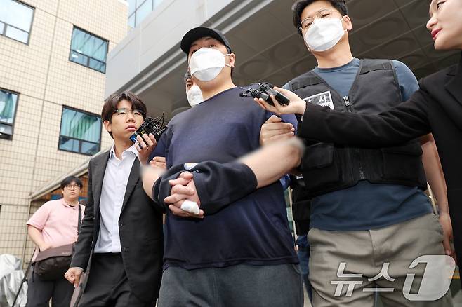 서울 강북구 미아동 마트에서 흉기를 휘둘러 1명을 살해하고 1명을 다치게 한 김성진(32·남)이 1일 오전 서울 강북경찰서에서 검찰로 구속 송치되고 있다. 2025.5.1/뉴스1 ⓒ News1 민경석 기자