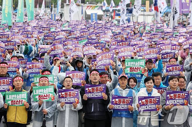 한국노총 조합원 등 참가자들이 1일 오후 서울 종로구 동십자각 일대에서 열린 '제135주년 세계노동절 전국노동자대회'에서 구호를 외치고 있다. 2025.5.1/뉴스1 ⓒ News1 민경석 기자