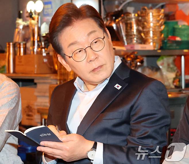 이재명 더불어민주당 대통령 후보가 1일 오후 서울 종로구 한 음식점에서 열린 '민생시리즈2' 비전형 노동자 간담회에서 메모를 하고 있다. (공동취재) 2025.5.1/뉴스1 ⓒ News1 이재명 기자