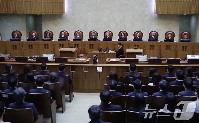 조희대 대법원장을 비롯한 대법관들이 1일 오후 이재명 더불어민주당 대통령 후보의 공직선거법 사건 전원합의체 선고를 위해 서울 서초구 대법원 대법정에 입장해 자리에 앉아 있다. 2025.5.01/뉴스1 ⓒ News1 사진공동취재단