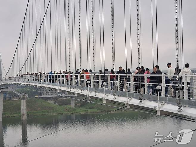 1일 개통한 경기 여주 남한강 출렁다리/뉴스1 양희문 기자