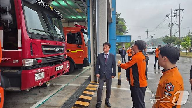 여중협 강원도 행정부지사가 1일  오후 횡성소방서 우천119안전센터를 찾아 소방공무원들을 격려하고 현안 사항을 청취했다.(강원도소방본부 제공, 재판매 및 DB금지)