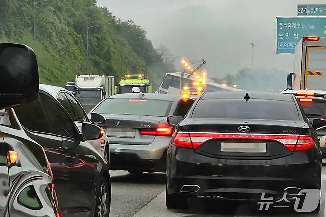 (충주=뉴스1) 윤원진 기자 = 1일 오후 5시 33분쯤 중부내륙고속도로 창원 방향 충주휴게소 인근에서 32인승 버스가 빗길에 미끄러져 중앙분리대를 들이받았다.(독자 제공. 재판매 및 DB금지)/뉴스1