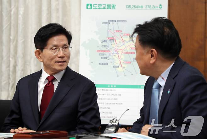 김문수 국민의힘 대선 경선 후보가 1일 충북도청에서 김영환 지사를 만나 지역 현안을 듣고 있다. 2025.5.1/뉴스1 ⓒ News1 김용빈 기자