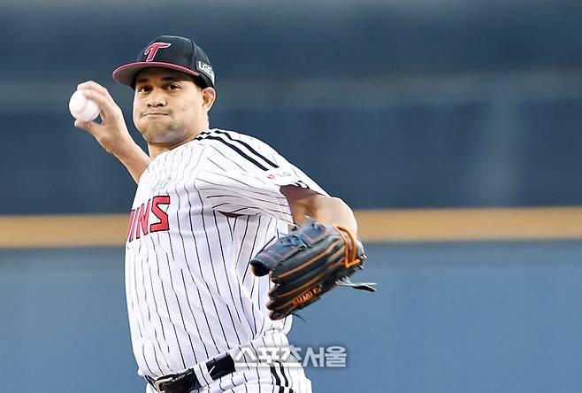 LG 치리노스가 24일 잠실구장에서 열린 2025 KBO리그 NC와 경기에 선발 등판해 힘차게 공을 던지고 있다. 잠실 | 박진업 기자 upandup@sportsseoul.com