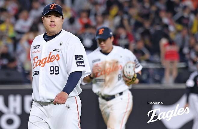 한화 류현진이 30일 대전 한화생명 볼파크에서 열린 2025 KBO리그 정규시즌 LG전서 이닝을 마치고 마운드를 내려가고 있다. 사진 | 한화 이글스