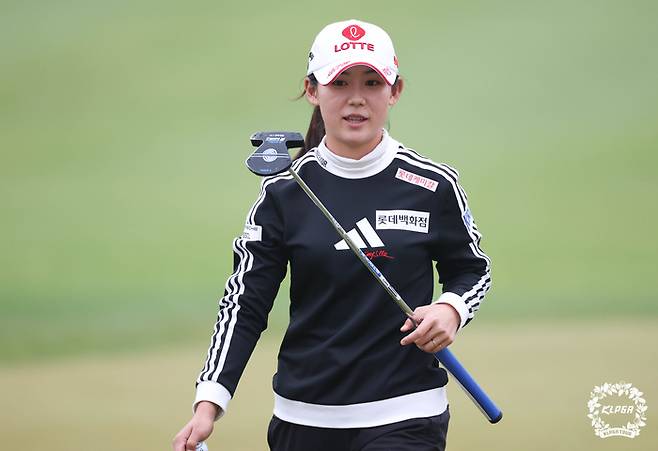 황유민이 1일 레이크우드CC에서 열린 크리스에프앤씨 제47회 KLPGA 챔피언십 1라운드에서 제로토크 퍼터를 든채 밝은 표정으로 홀아웃하고 있다. 사진 | KLPGA