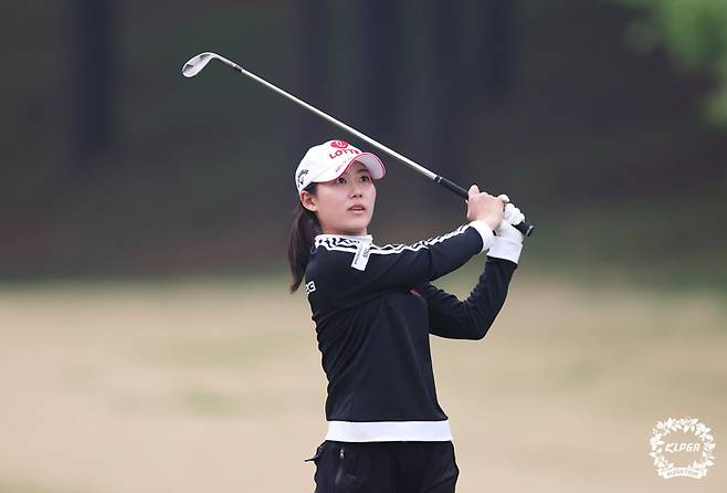 황유민이 1일 레이크우드CC에서 열린 크리스에프앤씨 제47회 KLPGA 챔피언십 1라운드에서 아이언 샷하고 있다. 사진 | KLPGA