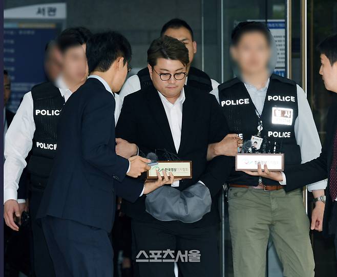 가수 김호중이 지난해 5월 서울 서초구 서울중앙지방법원에서 진행된 구속 전 피의자 심문(영장실질심사)을 마치고 호송차로 이동하면서 취재진을 향해 고개를 숙이고 있다. 사진 | 스포츠서울 DB