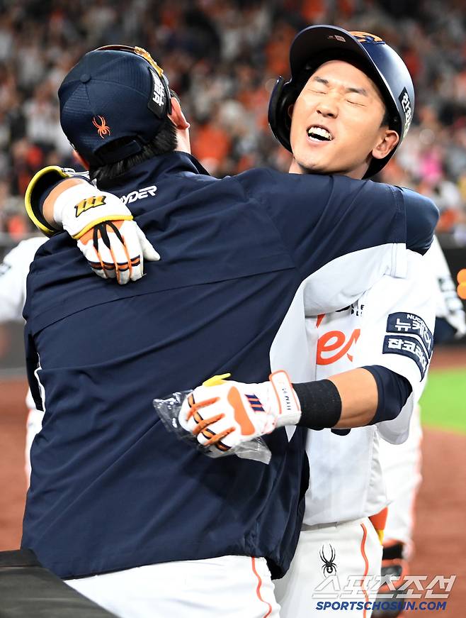 30일 대전한화생명볼파크에서 열린 LG와 한화의 경기, 7회말 1사 2루 한화 황영묵이 역전 2점홈런을 치고 기쁨을 나누고 있다. 대전=허상욱 기자wook@sportschosun.com/2025.04.30/